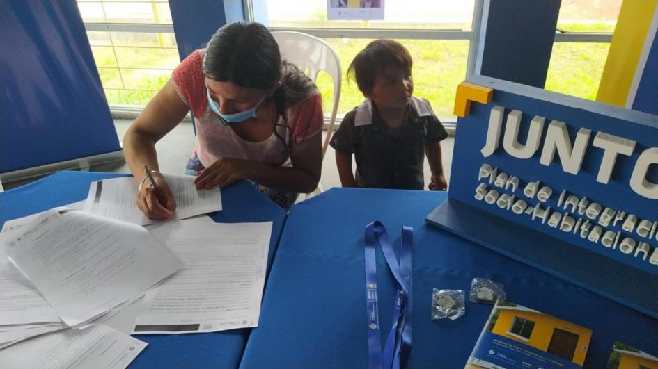 Participante de Melo recibe los documentos de su nueva vivienda Participante de Melo recibe los documentos de su nueva vivienda
