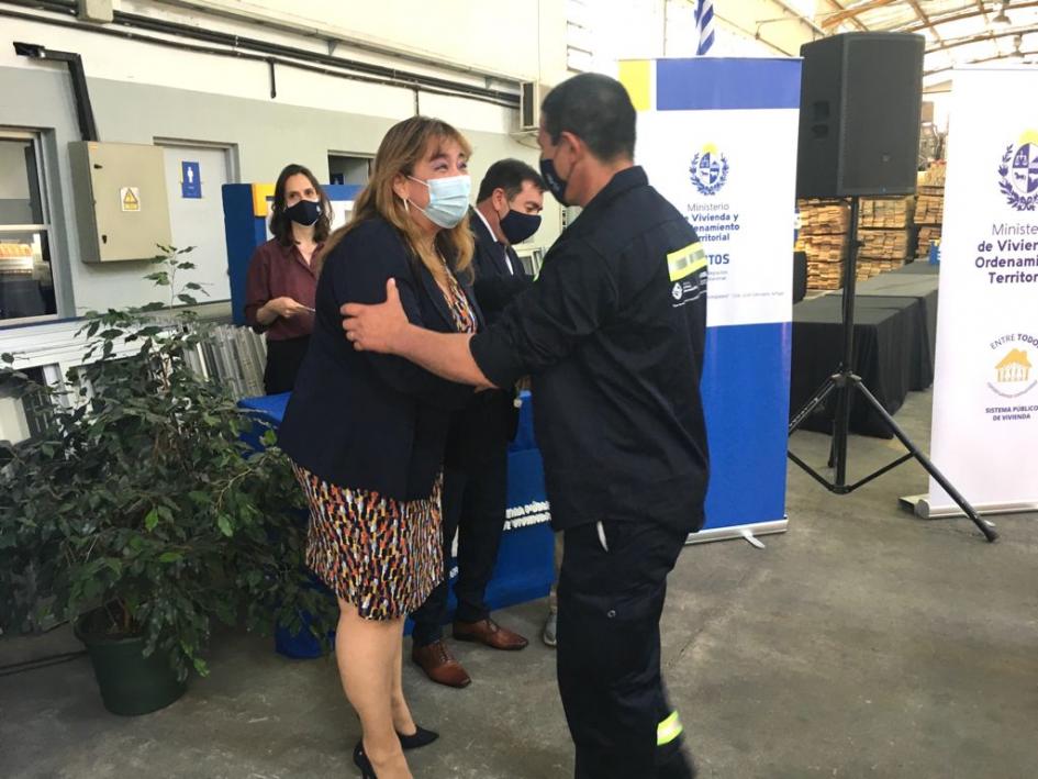 Ministra Moreira y coord. gral. Macías entregan reconocimiento a funcionarios que cumplen diez años Ministra Moreira y coord. gral. Macías entregan reconocimiento a funcionarios que cumplen diez años