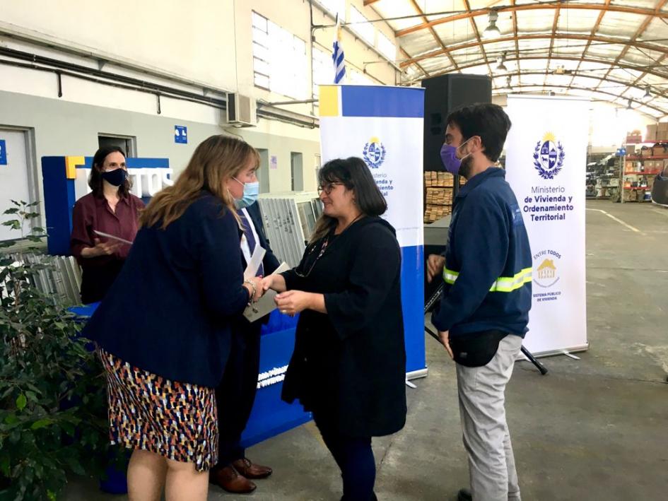 Ministra Moreira y coord. gral. Macías entregan reconocimiento a funcionarios que cumplen diez años Ministra Moreira y coord. gral. Macías entregan reconocimiento a funcionarios que cumplen diez años