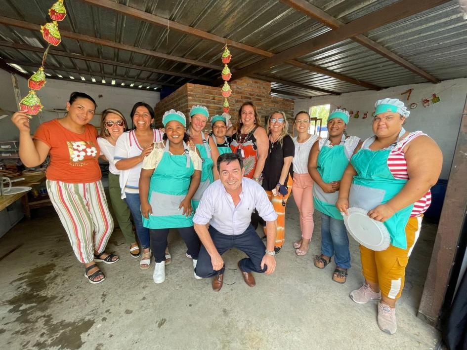 Ministra Moreira, Coordinador Macías, participantes y equipo de territorio en el horno comunitario Ministra Moreira, Coordinador Macías, participantes y equipo de territorio en el horno comunitario