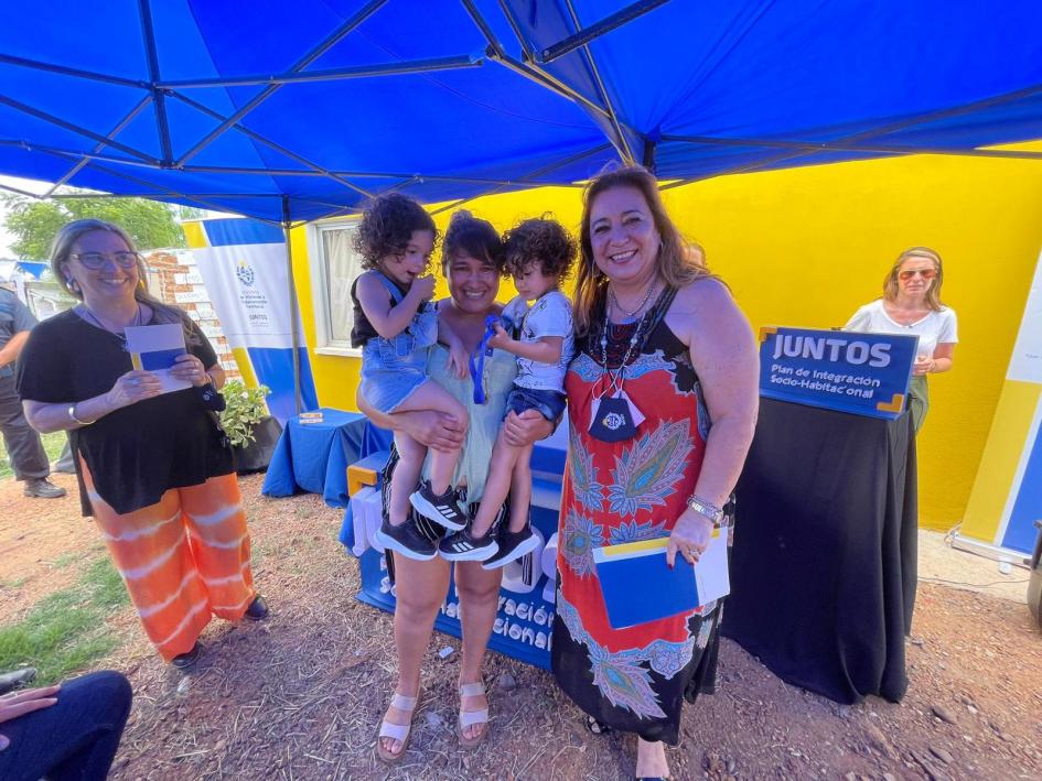 Ministra Irene Moreira entrega las llaves a una participante del barrio Andresito de Salto Ministra Irene Moreira entrega las llaves a una participante del barrio Andresito de Salto