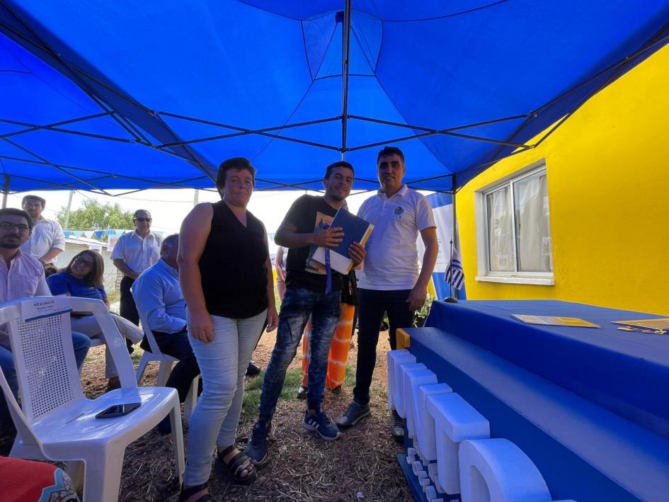 Intendente Andrés Lima entrega la llave a una familia participante de Salto Intendente Andrés Lima entrega la llave a una familia participante de Salto