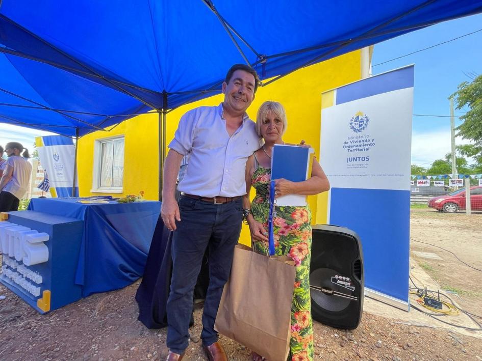 Coordinador del Juntos Rody Macías entrega las llaves de una nueva vivienda en Salto Coordinador del Juntos Rody Macías entrega las llaves de una nueva vivienda en Salto