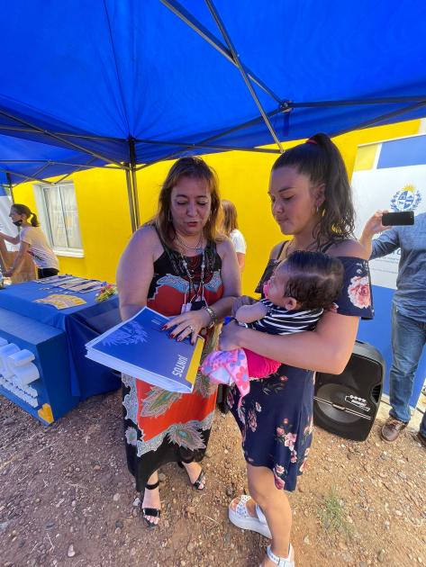 Ministra Irene Moreira entrega las llaves a una participante de Salto Ministra Irene Moreira entrega las llaves a una participante de Salto