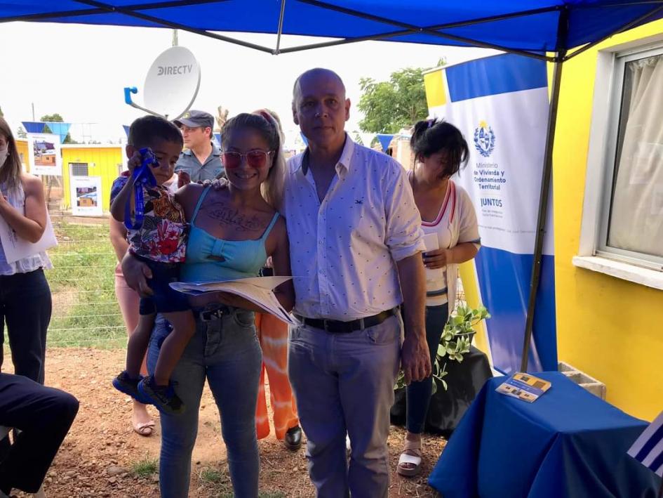 Subsecretario del MVOT Tabaré Hackenbruch entrega las llaves de una nueva vivienda Subsecretario del MVOT Tabaré Hackenbruch entrega las llaves de una nueva vivienda