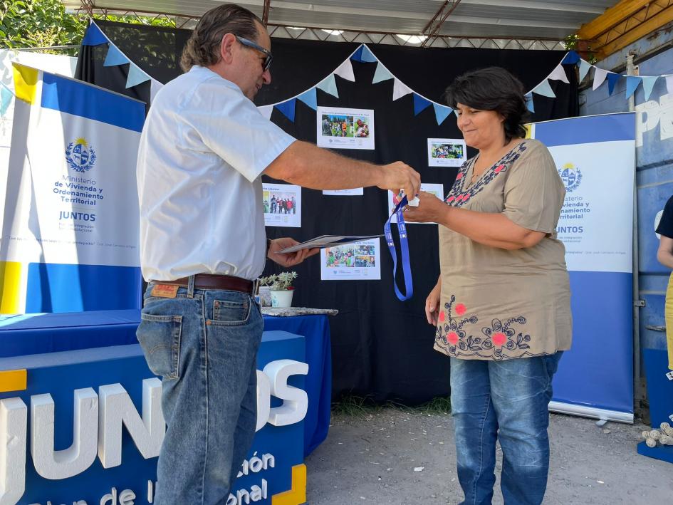 Participante de Fray Bentos recibe la llave de su nueva vivienda Participante de Fray Bentos recibe la llave de su nueva vivienda