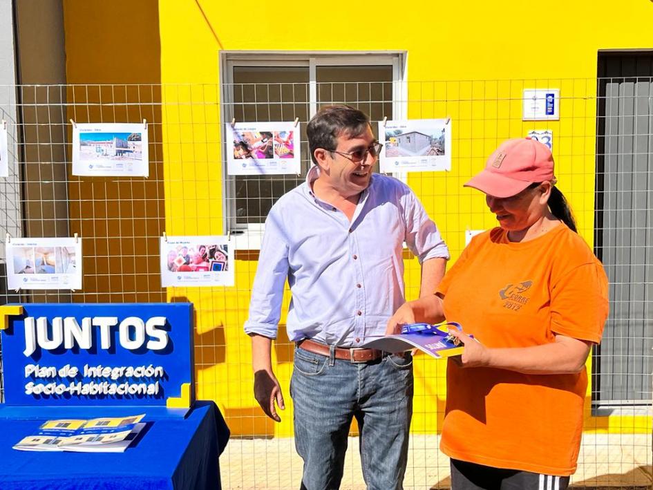 Participante de Lacio recibe la llave de su vivienda de manos del coordinador general Rody Macías Participante de Lacio recibe la llave de su vivienda de manos del coordinador general Rody Macías