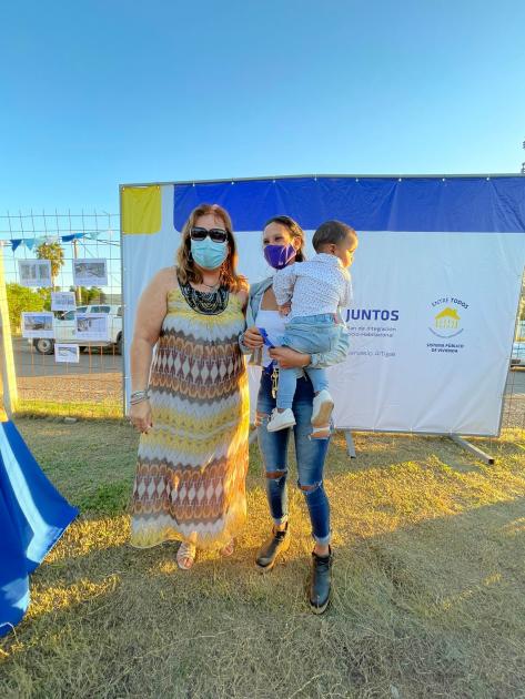 Ministra Irene Moreira entrega la llave de su vivienda a una participante del barrio San Gabriel Ministra Irene Moreira entrega la llave de su vivienda a una participante del barrio San Gabriel
