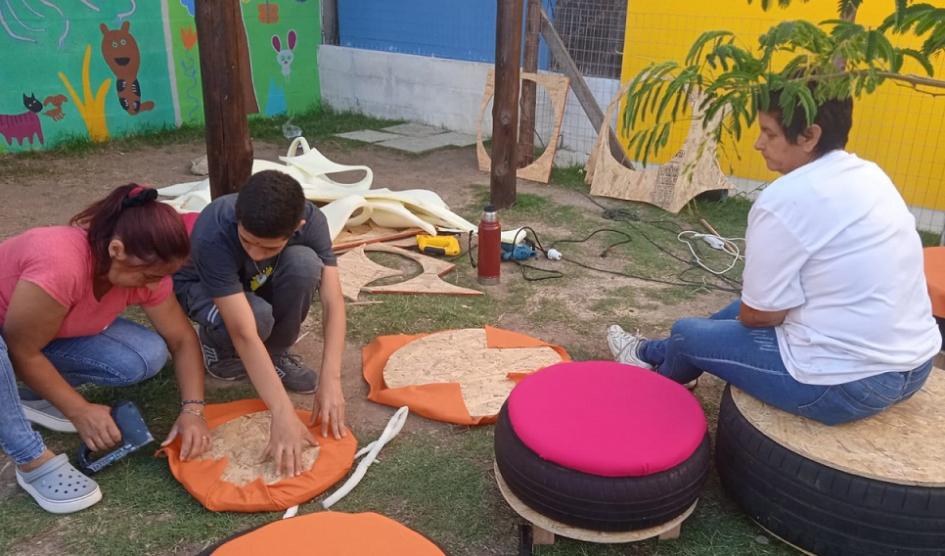 Talleres de construcción de juegos, muebles y equipamiento urbano con neumáticos reciclados Talleres de construcción de juegos, muebles y equipamiento urbano con neumáticos reciclados