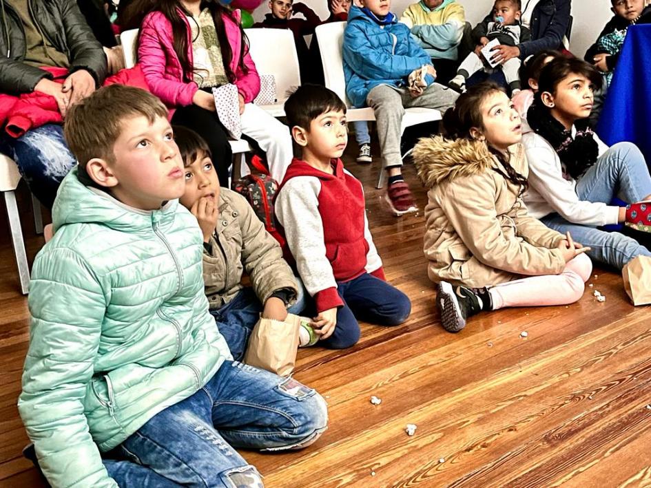 Niños de la localidad de Aeroparque (Canelones) en la exhibición de la película Lila