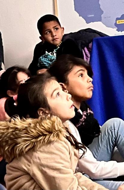 Niños participantes visitaron la sede del Juntos y disfrutaron de una película