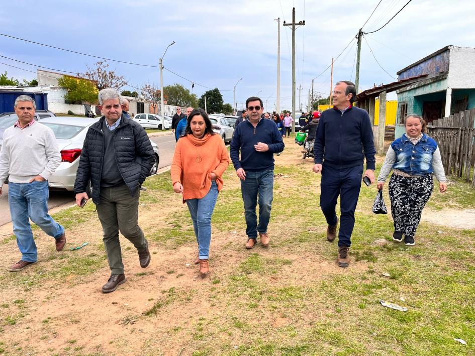 Recorrida de autoridades por el barrio Villa Sonia