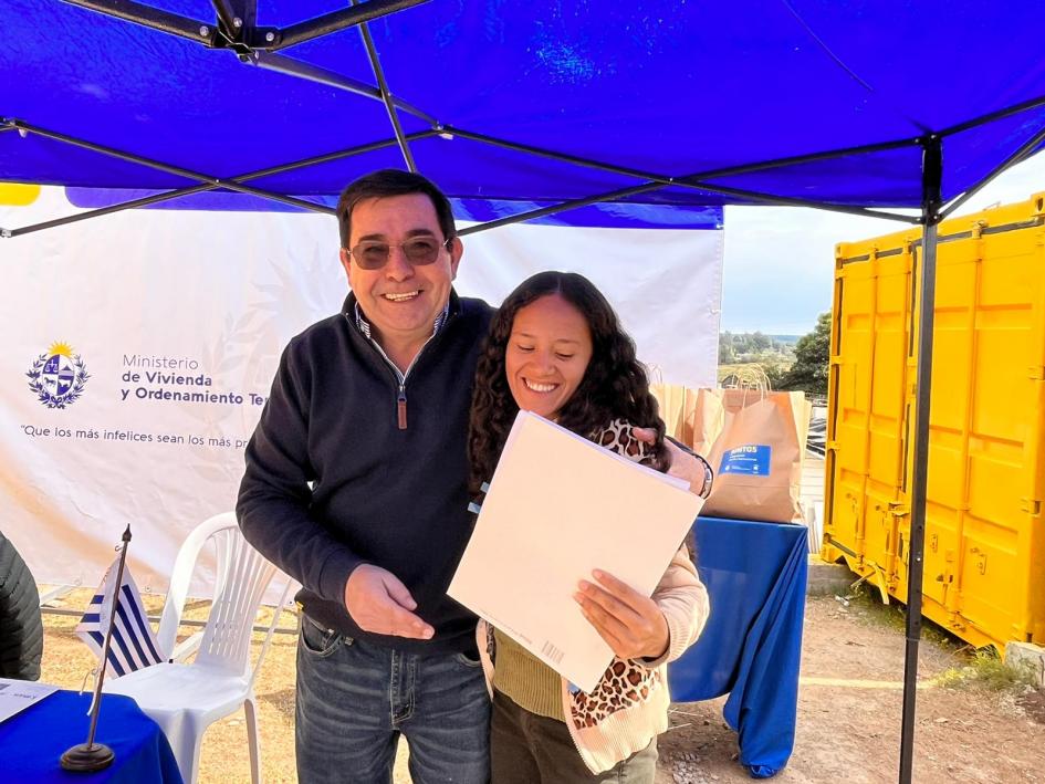 Participante junto la coordinador general Rody Macías