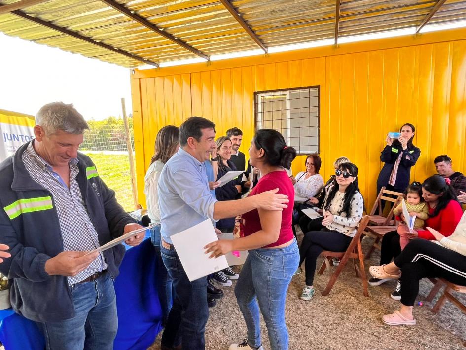 Firma de acuerdos con familias participantes de Fray Bentos