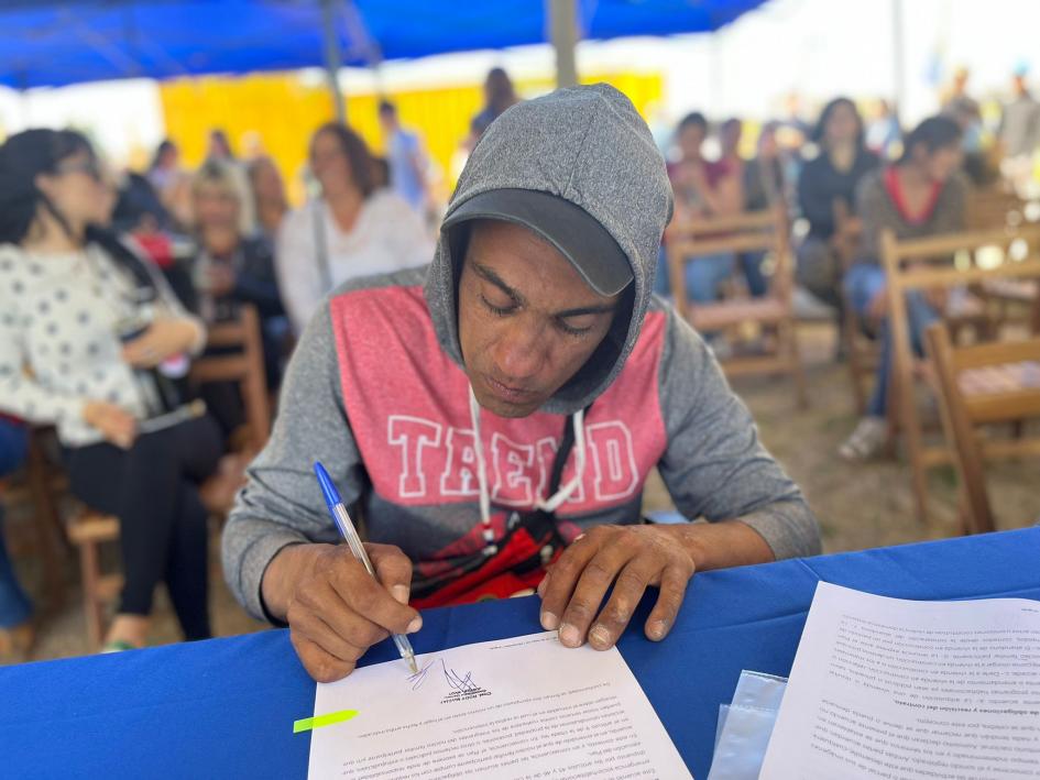 Ceremonia de firma de acuerdos particulares en Fray Bentos