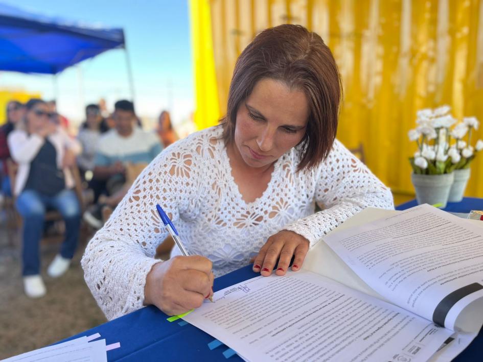 Ceremonia de firma de acuerdos particulares en Fray Bentos