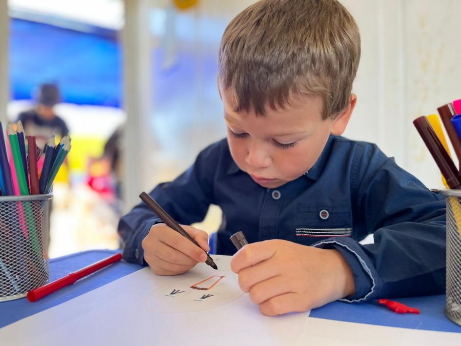 Niños de Fray Bentos juegan en el salón de usos múltiples