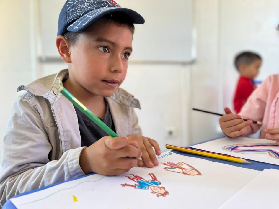 Niños de Fray Bentos juegan en el salón de usos múltiples