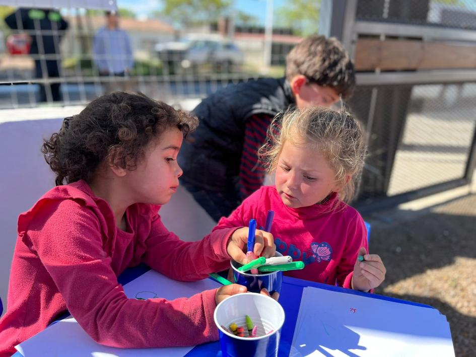 Niños en el espacio de juegos de Lacio Niños en el espacio de juegos de Lacio