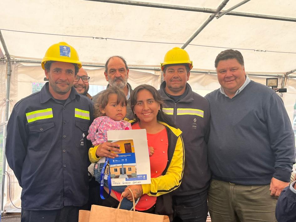 Participante de Juntos recibe la llave de su vivienda Participante de Juntos recibe la llave de su vivienda