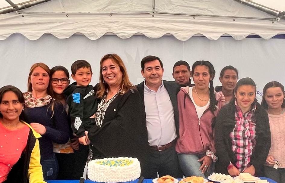 Ministra Irene Moreira, coordinador de Juntos Rody Macías y familias participantes Ministra Irene Moreira, coordinador de Juntos Rody Macías y familias participantes