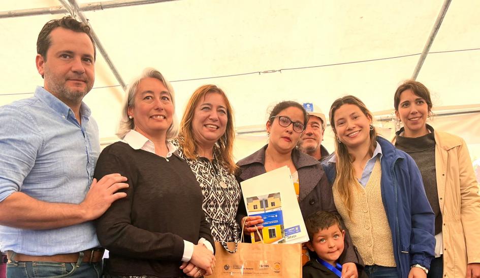 Participante del barrio San Gabriel recibe la llave de su nueva vivienda Participante del barrio San Gabriel recibe la llave de su nueva vivienda