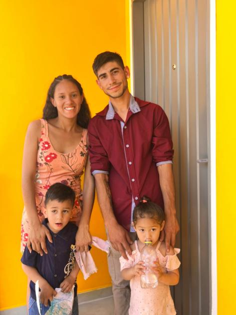 Familia participante de Rivera en la puerta de su nueva vivienda