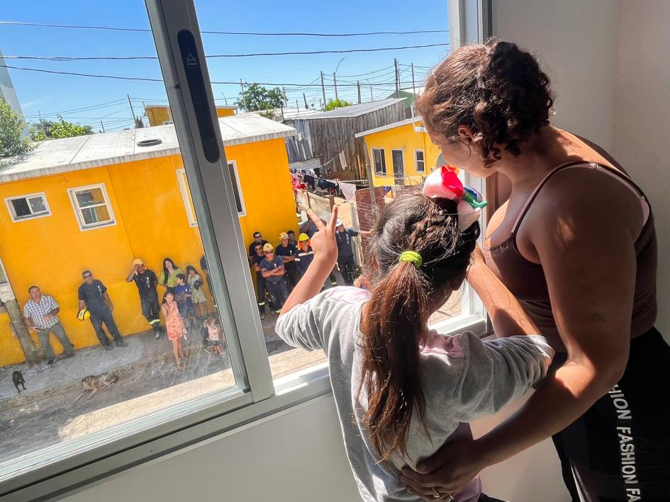 Familia participante de Rivera en la puerta de su nueva vivienda