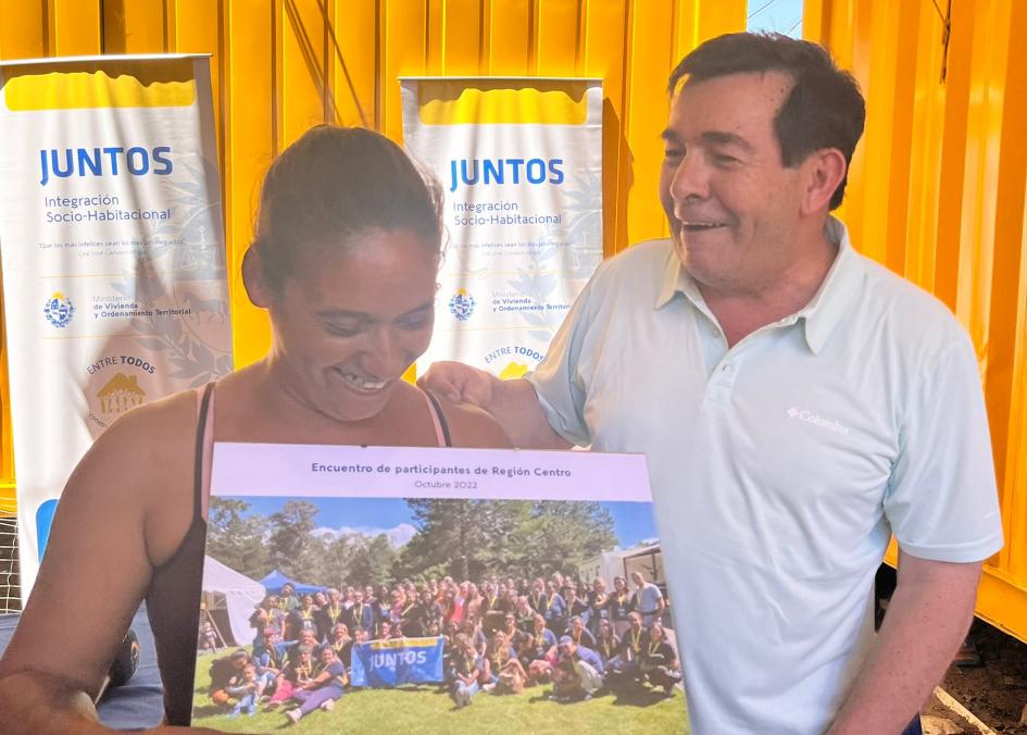 Coordinador general Rody Macías entrega recuerdo a participantes del grupo Éxodo del Pueblo Oriental