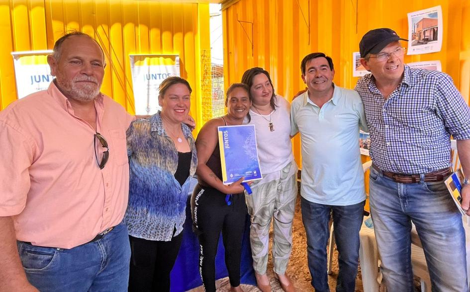 Coordinador general Rody Macías y autoridades departamentales entregan la llave a una participante Coordinador general Rody Macías y autoridades departamentales entregan la llave a una participante