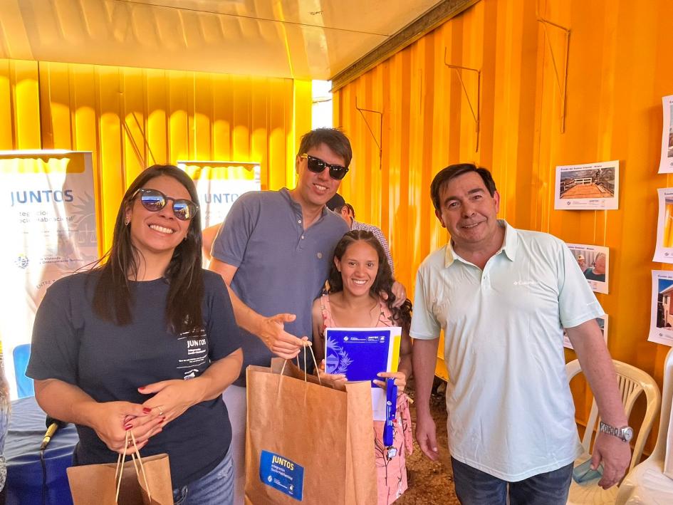 Coordinador general Rody Macías y personal del Juntos entregan la llave a una participante Coordinador general Rody Macías y personal del Juntos entregan la llave a una participante