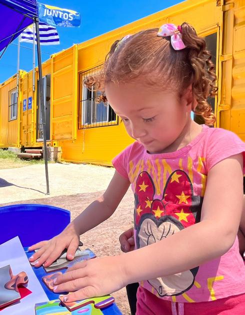 Niña participante del Juntos jugando