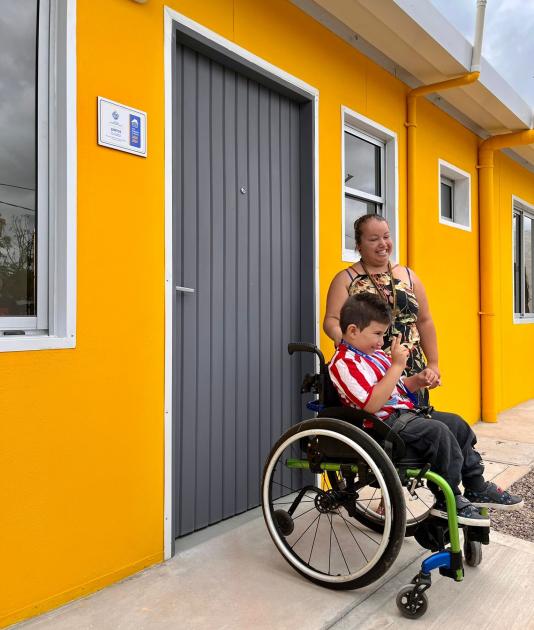 Familia de la ciudad de Rivera en la puerta de su nueva vivienda