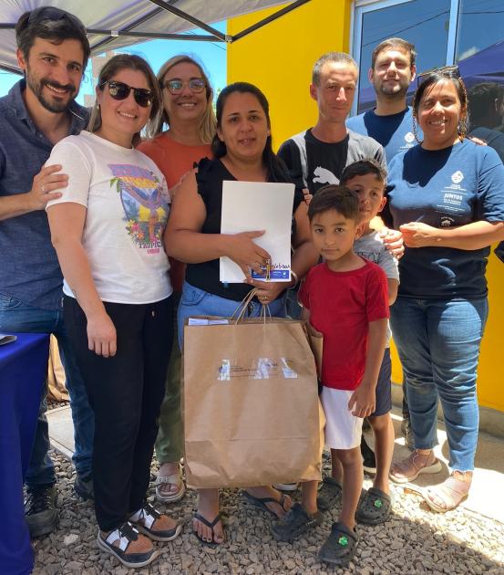 Familia participante de la ciudad de Salto junto al equipo de territorio