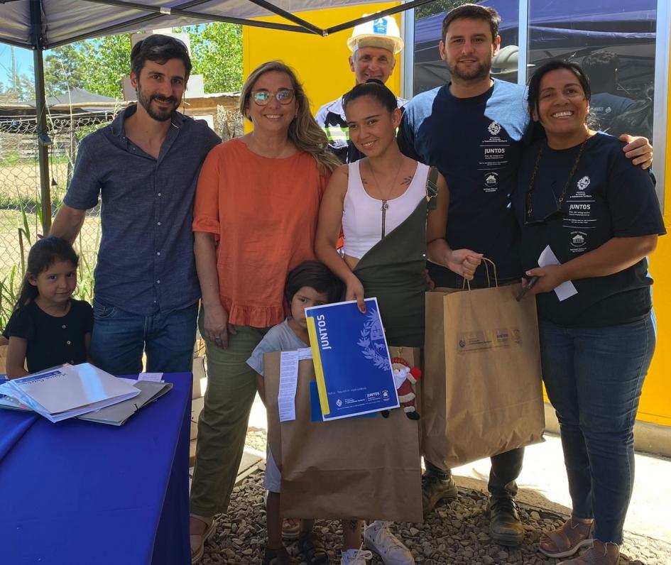 Familia de la ciudad de Salto recibe la llave de su nueva vivienda Familia de la ciudad de Salto recibe la llave de su nueva vivienda