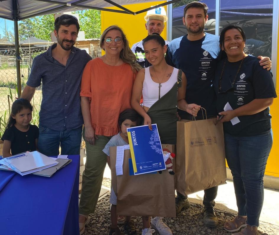 Familia de la ciudad de Salto recibe la llave de su nueva vivienda