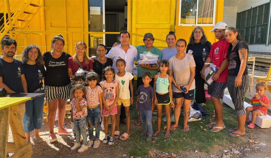 Entrega de kits de materiales en el barrio Casavalle de Montevideo