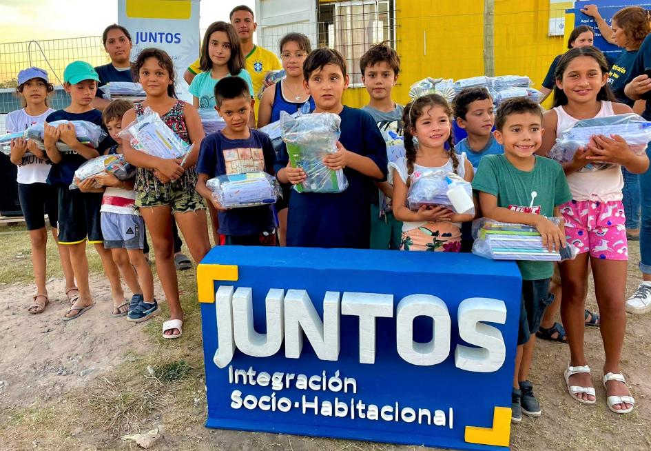 Niños y adolescentes de Fray Bentos el día de la entrega de materiales escolares y liceales
