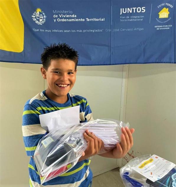 Joven estudiante de Rivera con su kit de materiales