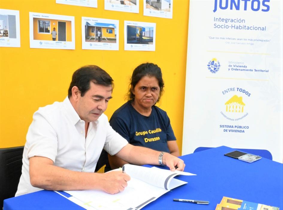 Ceremonia de entrega de viviendas en la ciudad de Durazno