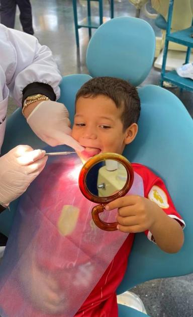 Niño en el consultorio de la Facultad de Odontología