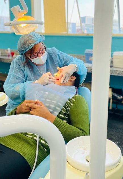 Participante de Juntos en consulta odontológica