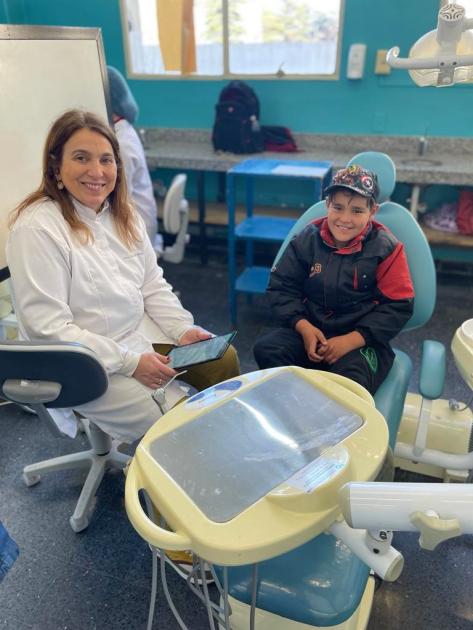 Niño en el consultorio de la Facultad de Odontología