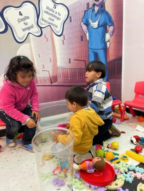 Niños en la sala de espera del consultorio de la Facultad de Odontología