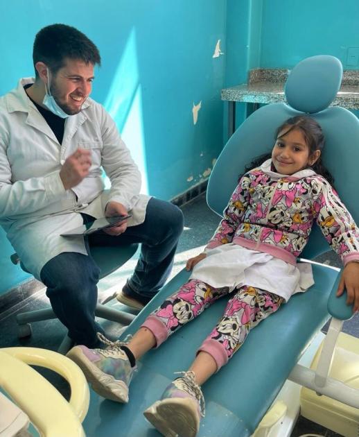 Niña en el consultorio de la Facultad de Odontología Niña en el consultorio de la Facultad de Odontología