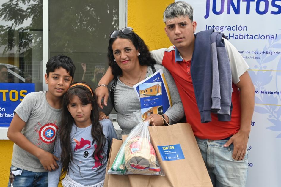 Familia participante de Las Piedras recibe la llave de su casa