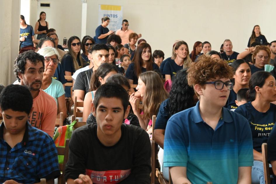 Ceremonia de entrega de viviendas en Fray Bentos