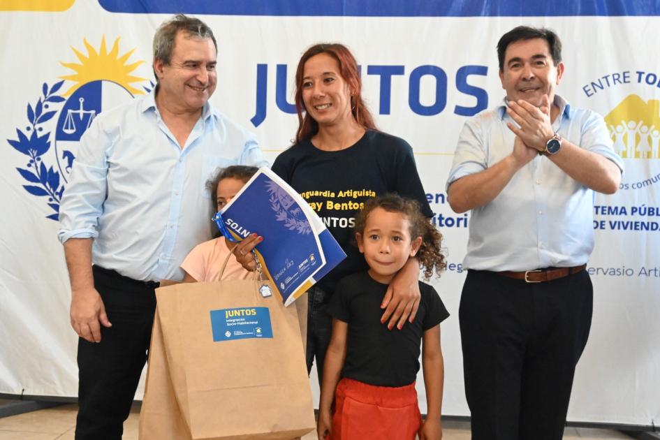 Familia recibe la llave de su nuevo hogar