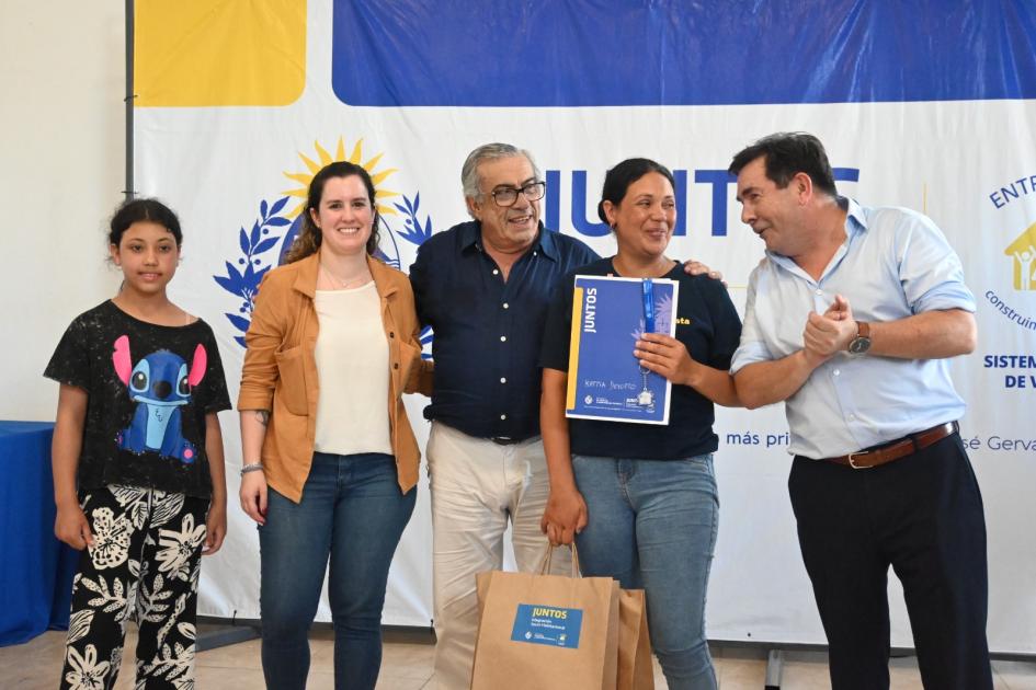 Familia participante de Juntos recibe la llave de su nueva casa