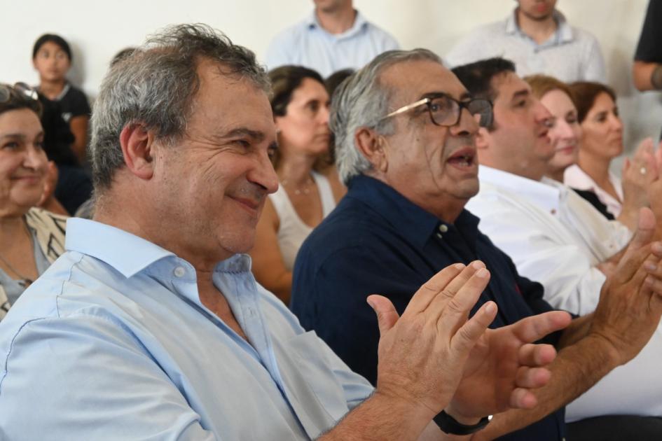 Autoridades en la ceremonia de entrega de llaves en Fray Bentos